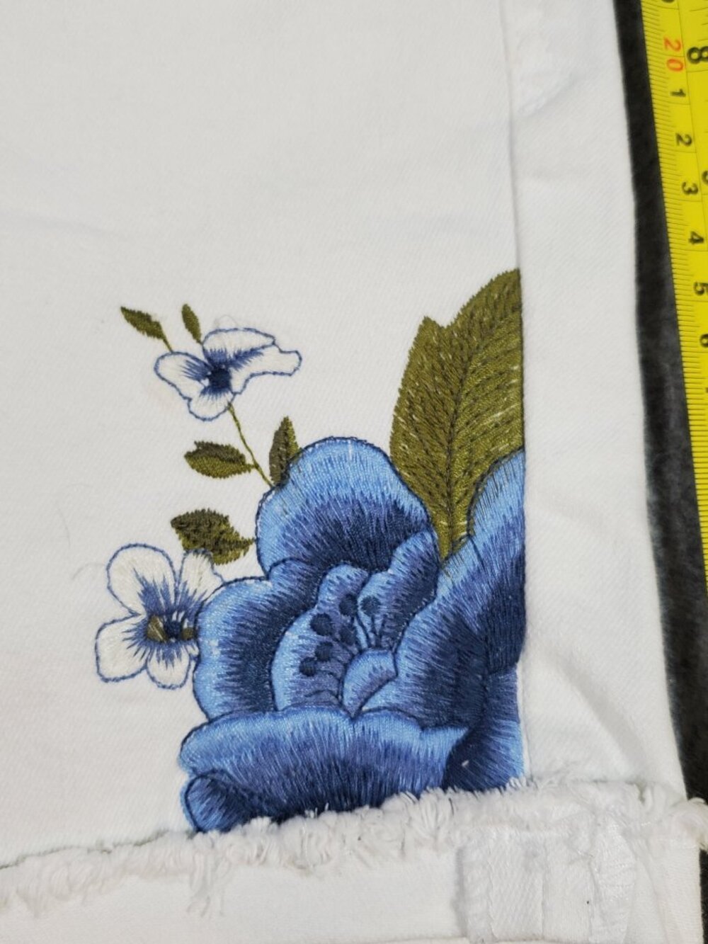 Kensie White Denim Shorts with Blue Embroidered Flowers Size 10 / 30 - Picture 9 of 10
